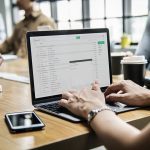 kasino-videopeli-hyväntekeväisyysturnauksen-käyttää-kannettavaa-tietokonetta